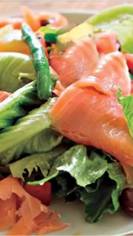 Salada Com Molho De Iogurte E Ervas